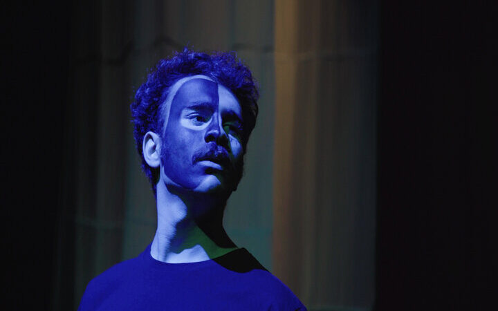 رازهای نمایش «غروب در دیاری غریب»؛ وقتی بازیگران به جای عروسک‌ها روی صحنه می‌درخشند!