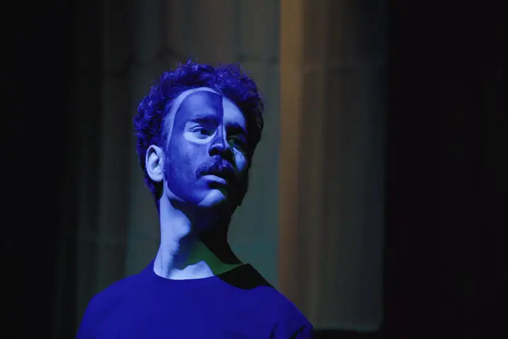 رازهای نمایش «غروب در دیاری غریب»؛ وقتی بازیگران به جای عروسک‌ها روی صحنه می‌درخشند!