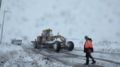 تلاش نفس‌گیر راهداران شیروان برای باز کردن مسیرهای برف‌زده در سرمای زمستانی