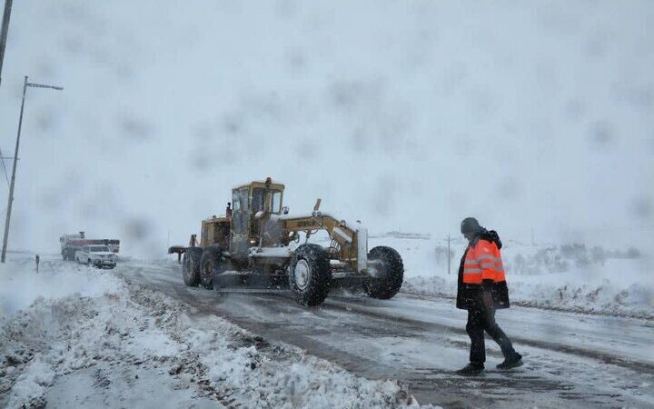 تلاش نفس‌گیر راهداران شیروان برای باز کردن مسیرهای برف‌زده در سرمای زمستانی