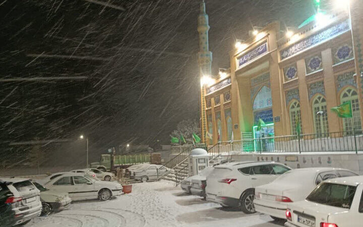 اسکان اضطراری ۱۲۰ مسافر گرفتار در برف در بقعه امام زاده مشهد؛ خدمات شبانه‌روزی در دل کولاک
