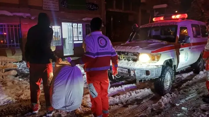 امدادرسانی فوری هلال‌احمر فریمان به گرفتارشدگان در کولاک سنگین برف