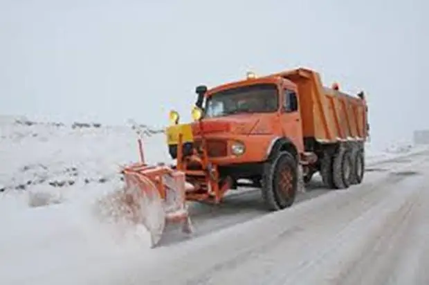 عملیات برف‌روبی و نمک‌پاشی محور آشتیان-راهجرد آغاز شد؛ مسیرها بازگشایی می‌شوند