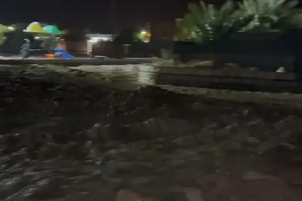 راه‌های بشاگرد در گیر و دار گل و لای؛ عبور خودروها ساعت‌ها به طول می‌انجامد!