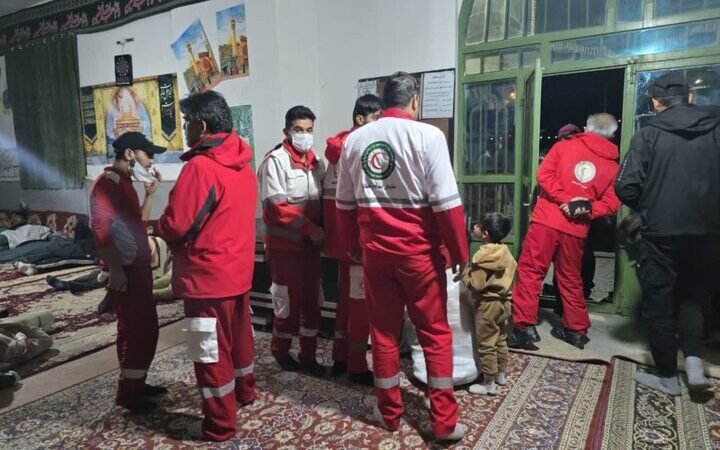 بارش برف سنگین در محور بردسکن سبزوار؛ اسکان اضطراری ۲۴۰ مسافر در کولاک شدید!