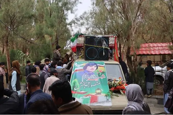 تشییع باشکوه شهید ۱۶ ساله اهل سنت در آغوش گرم مردم زاهدان