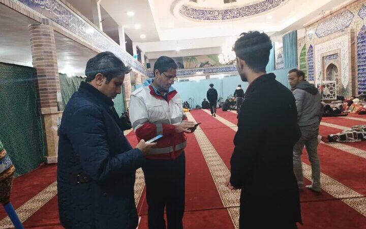 توقف ۱۰ اتوبوس و اسکان اضطراری ۳۰۰ مسافر در برف سنگین ملک‌آباد