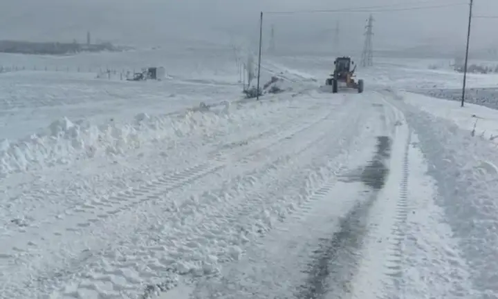 روند نمک‌پاشی و برفروبی جاده‌های دهگلان؛ راه‌ها در چه وضعیتی هستند؟