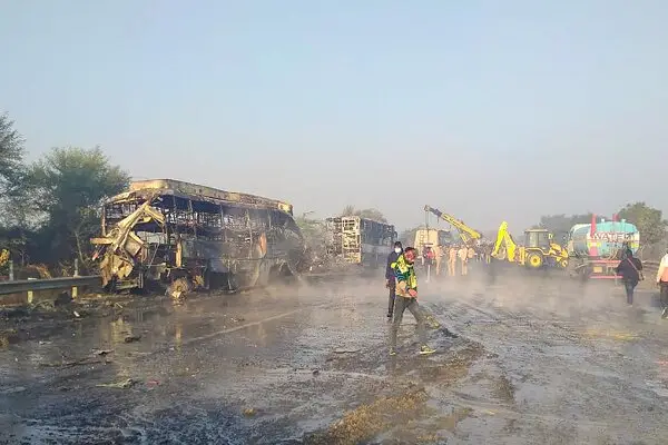 شهادت ۱۷ نفر در آتش‌سوزی وحشتناک اتوبوس پس از برخورد سهمگین با کامیون در کارناتاکا