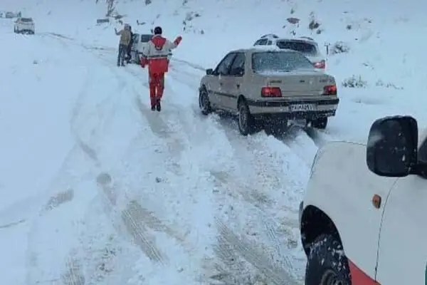 نجات معجزه‌آسا ۲۲ خودرو گرفتار در برف سنگین کاشان؛ محور کامو همچنان مسدود است!