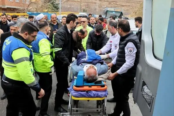 رئیس اورژانس کشور از نزدیک به صحنه حادثه رانندگی ارومیه رفت و امدادرسانی را پیگیری کرد