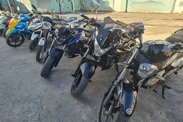 کشف ۱۱ موتورسیکلت سرقتی در بوکان؛ متهم سابقه‌دار دستگیر شد!