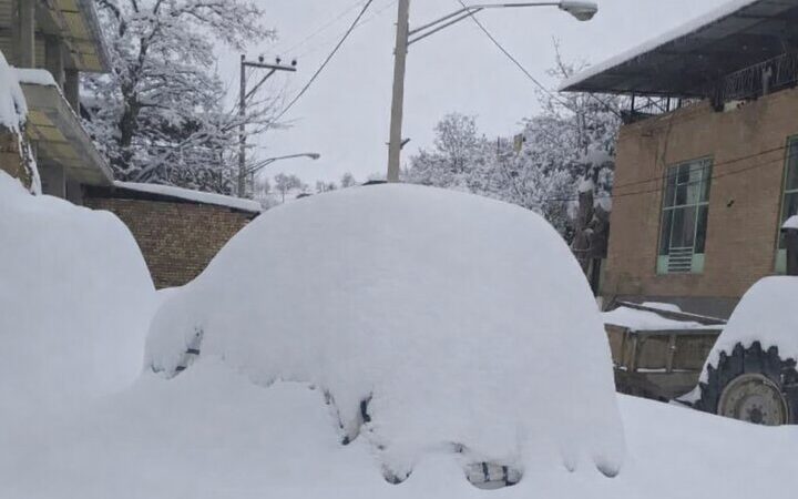 برف سنگین در رحق کاشان؛ ارتفاع برف به ۵۰ سانتی‌متر رسید!