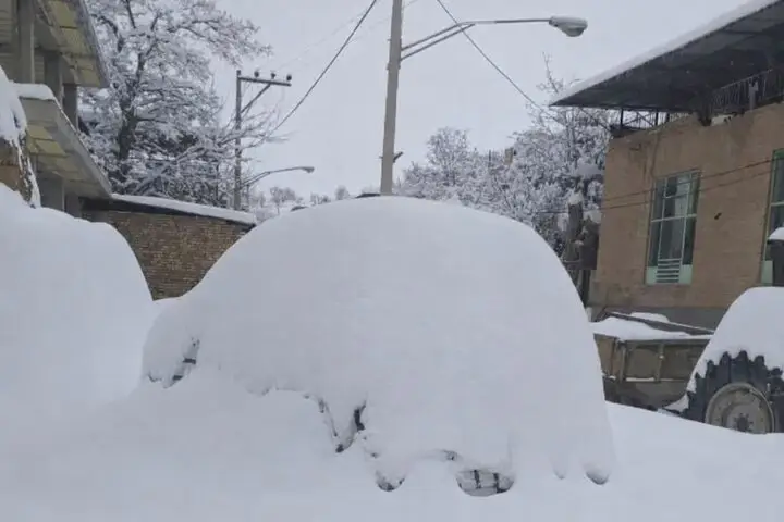 برف سنگین در رحق کاشان؛ ارتفاع برف به ۵۰ سانتی‌متر رسید!