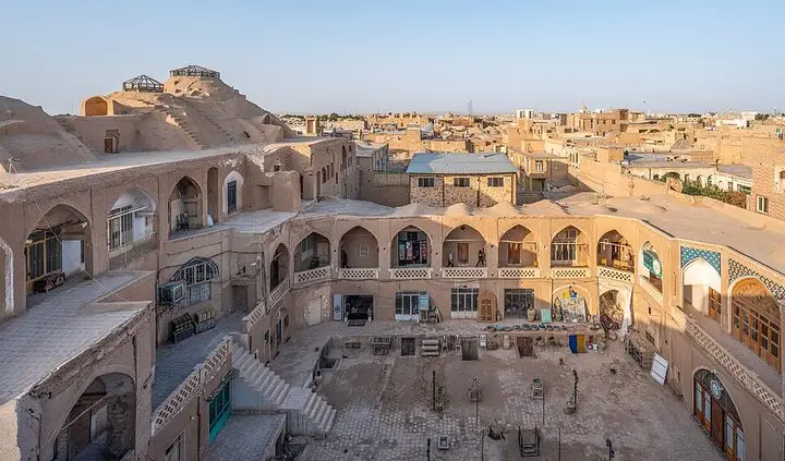 بارش‌های شدید تیمچه بخشی بازار بزرگ کاشان را زخمی کرد؛ میراثی در خطر جدی!