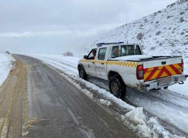 بارش سنگین برف راه ارتباطی سر بیژن به راین را کاملاً بست!