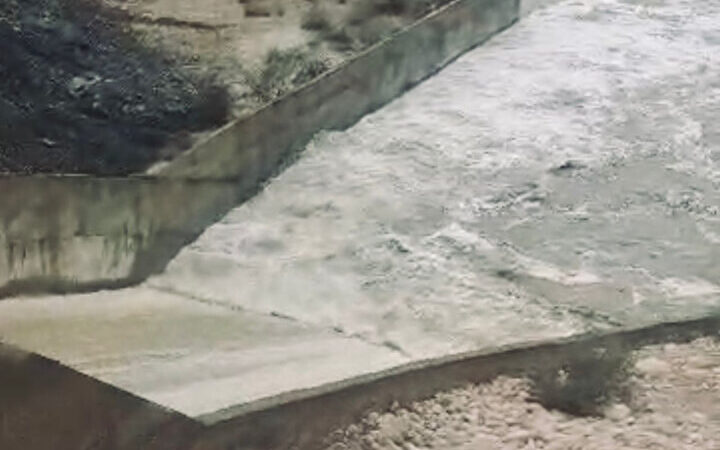 سد چلوگهره بندرعباس پس از سال‌ها بالاخره آبگیری کامل شد؛ سرریز حیرت‌انگیز در پی بارش‌های بی‌سابقه!