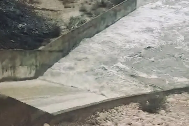 سد چلوگهره بندرعباس پس از سال‌ها بالاخره آبگیری کامل شد؛ سرریز حیرت‌انگیز در پی بارش‌های بی‌سابقه!