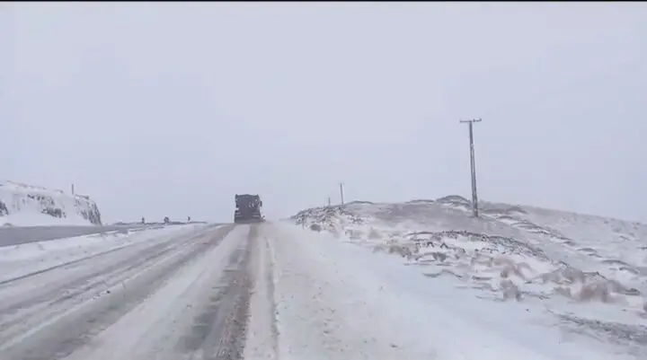 بارش برف سنگین در خراسان رضوی؛ جاده‌ها به میدان لغزندگی تبدیل شدند!