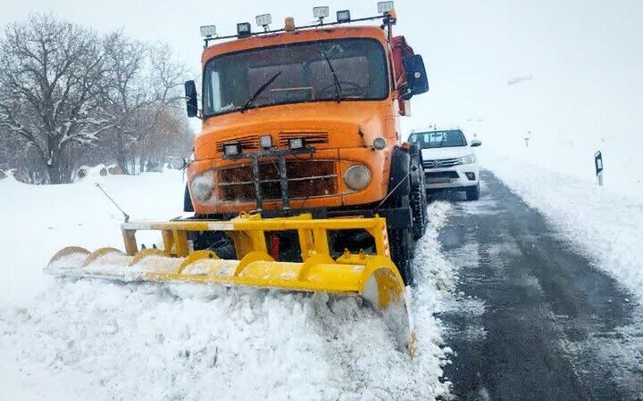 نجات معجزه‌آسا ۸۰ خودرو از برف سنگین در جاده‌های کاشان؛ مأموران راهداری در خط مقدم بحران!