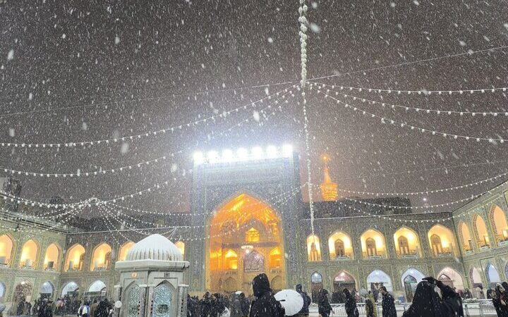 بارش برف جادویی در حرم امام رضا(ع) که دل‌ها را به لرزه درآورد!