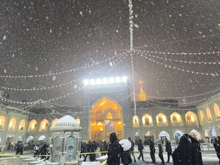 بارش برف جادویی در حرم امام رضا(ع) که دل‌ها را به لرزه درآورد!