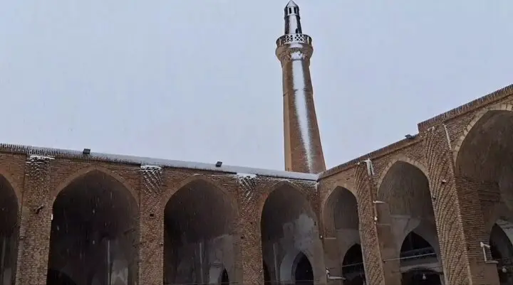 سومین مسجد ایران به رنگ سفید درخشید؛ داستانی که نمی‌دانستید!