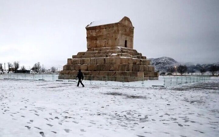 بارش برف عجیب و رویایی در آرامگاه کوروش؛ آیا طبیعت پیام خاصی دارد؟