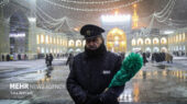 خدام آستان قدس چگونه برف‌های سنگین حرم امام رضا(ع) را پاکسازی کردند؟ + فیلم ویژه
