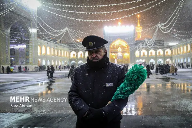 خدام آستان قدس چگونه برف‌های سنگین حرم امام رضا(ع) را پاکسازی کردند؟ + فیلم ویژه