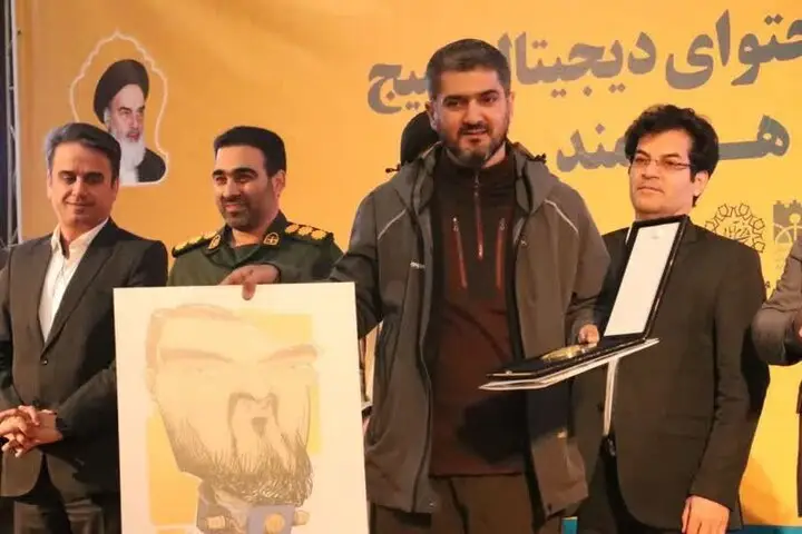 سید حسن موسوی به عنوان چهره سال فضای مجازی خرم‌آباد در ۱۴۰۴ معرفی شد