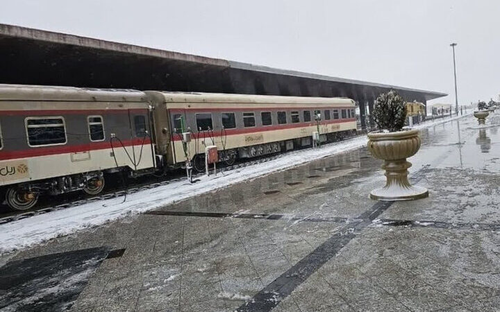 معراجی فر: قطارهای مسافری خراسان رضوی باوجود برف سنگین همچنان بدون وقفه در حرکت‌اند