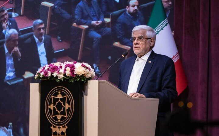 عارف: تورم تصمیم‌گیری‌ها زمینه را برای فساد فراهم می‌کند