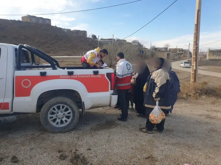 اجرای طرح یلدانه با توزیع ۳۰۰ بسته معیشتی در مانه؛ نگاهی متفاوت به همدلی شب یلدا