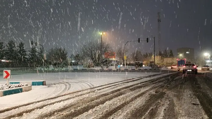 برف زودرس پاییزی خیابان‌های بجنورد را سفیدپوش کرد؛ شهر در انتظار زمستان سرد!