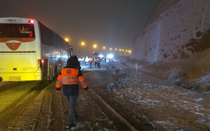 برف سنگین در محورهای حیاتی خراسان شمالی همچنان می‌بارد؛ رانندگان مراقب باشند!