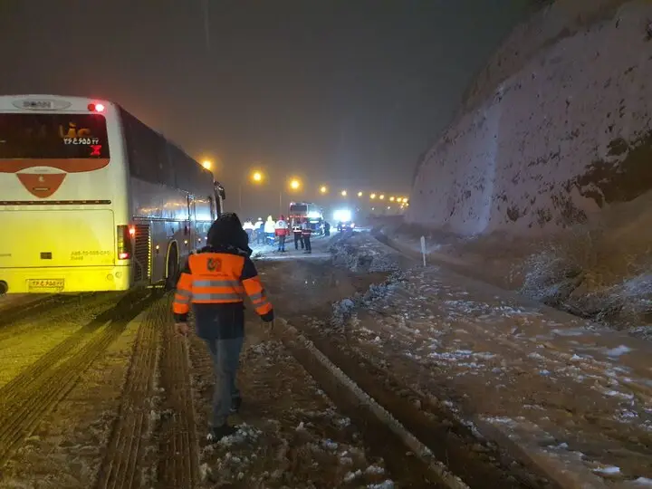 برف سنگین در محورهای حیاتی خراسان شمالی همچنان می‌بارد؛ رانندگان مراقب باشند!