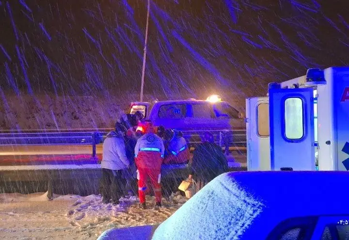 نجات معجزه‌آسا مادر باردار گرفتار در برف و کولاک شدید گردنه امین‌الله