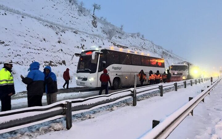 بارش سنگین برف در خراسان شمالی؛ عبور فقط با زنجیر چرخ ممکن شد!