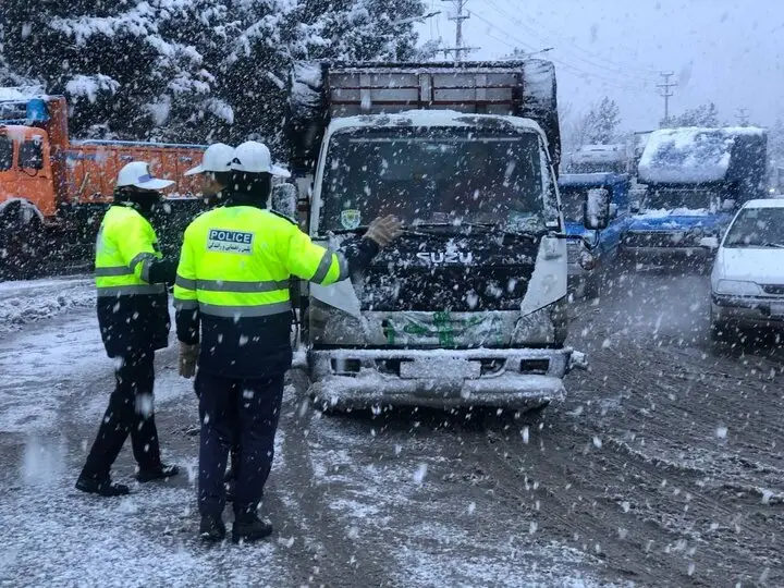 محدودیت ترافیکی شدید در مسیر بجنورد به آشخانه؛ برف سنگین جاده‌ها را فلج کرد!
