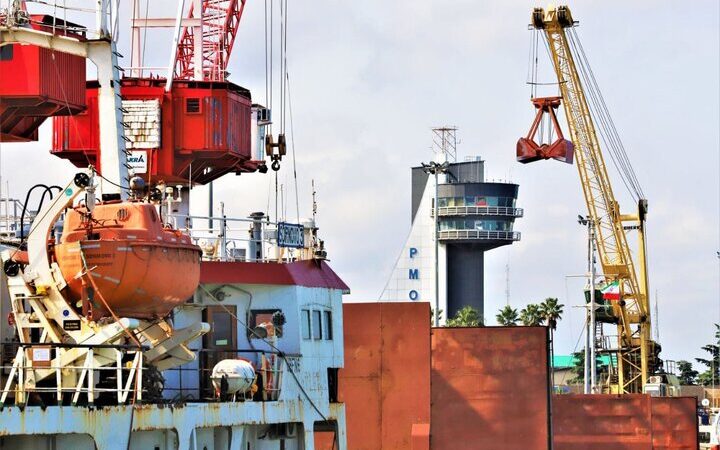 پهلوگیری کشتی حامل ۳۰ هزار تن گندم در نوشهر؛ نانوایان مازندران نفس راحتی کشیدند