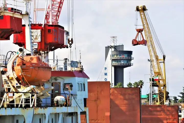 پهلوگیری کشتی حامل ۳۰ هزار تن گندم در نوشهر؛ نانوایان مازندران نفس راحتی کشیدند