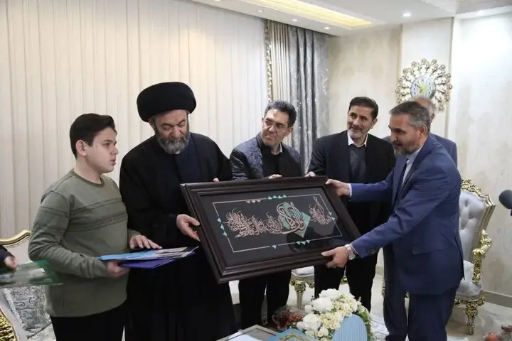 تجلیل ویژه امام جمعه اردبیل از قهرمان روشندل قرآنی که محدودیت‌ها را به فرصت تبدیل کرد