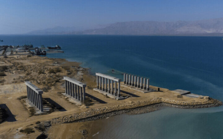 قرارگاه خاتم به‌طور رسمی ساخت پل خلیج فارس در قشم را بر عهده گرفت!