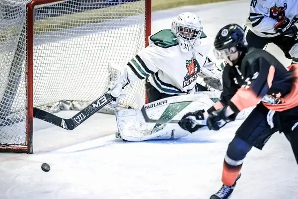 رقابت نفس‌گیر ۲۰۰ بازیکن در لیگ هاکی روی یخ ایران؛ جنگ ۸ تیم برای قهرمانی!