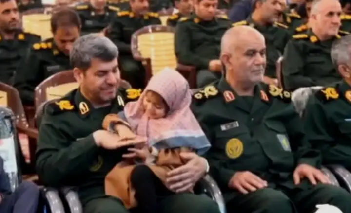 لحظه‌ای که فرمانده سپاه، یادگار شهید قایدی را در آغوش گرفت؛ تصویری که قلب‌ها را لرزاند