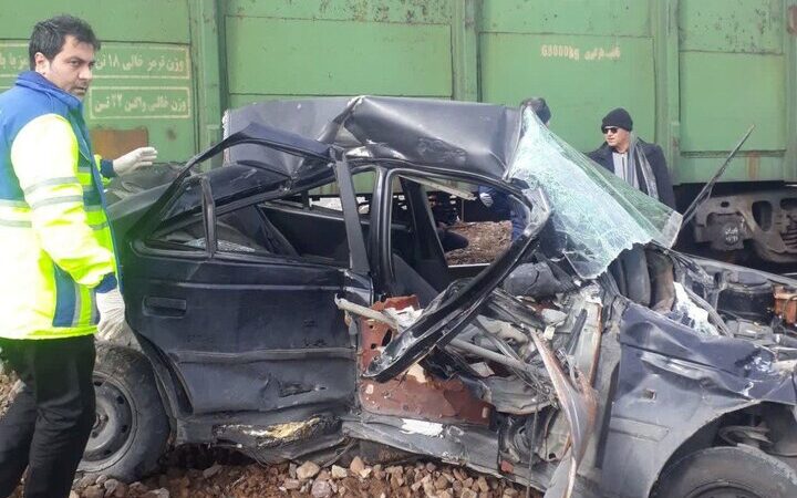برخورد وحشتناک قطار با خودرو در شازند؛ یک جوان مصدوم شد