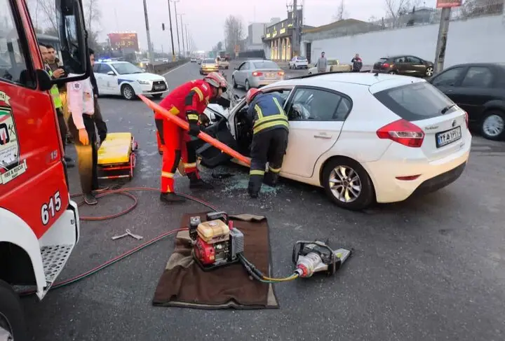برخورد وحشتناک برلیانس با کامیون در جاده انزلی؛ راننده ۴۴ ساله چگونه نجات یافت؟