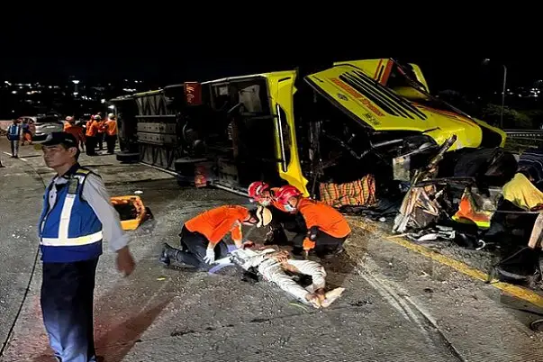 واژگونی هولناک اتوبوس در سمارانگ؛ ۱۵ کشته و ۱۹ زخمی در یک حادثه دلخراش