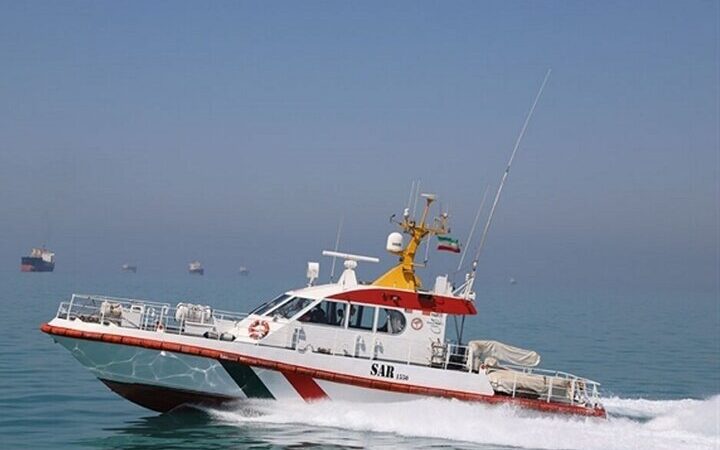 ۲۹ ساعت تلاش بی‌وقفه ناجیان دریایی برای نجات ۱۴ نفر در طوفان هرمزگان